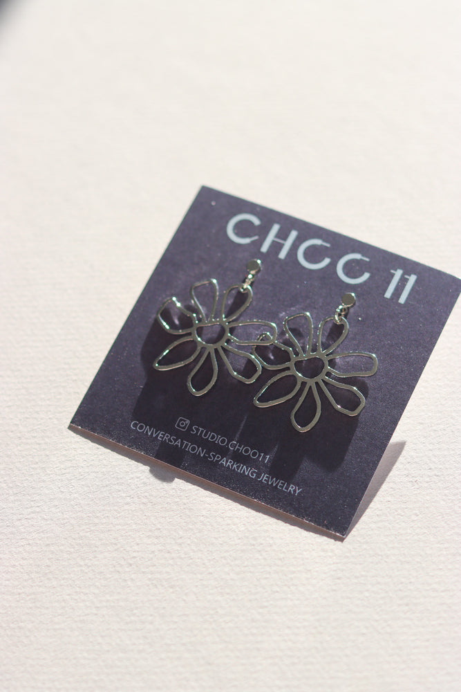 X-GOLD PLATED FLOWER LINE EARRINGS