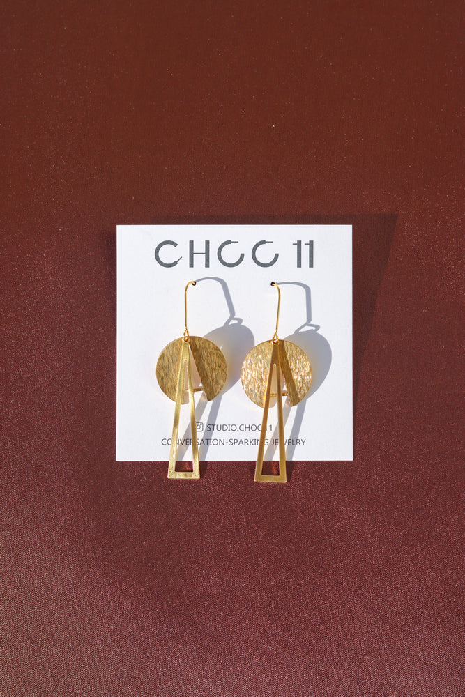 X-GOLD-PLATED CIRCLE WITH TRIANGEL EARRING