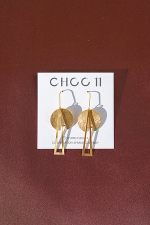 X-GOLD-PLATED CIRCLE WITH TRIANGEL EARRING