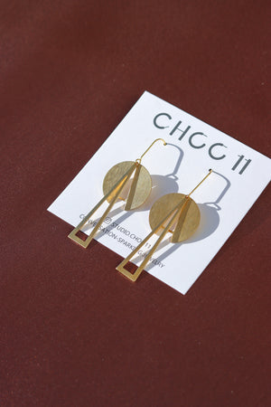 X-GOLD-PLATED CIRCLE WITH TRIANGEL EARRING