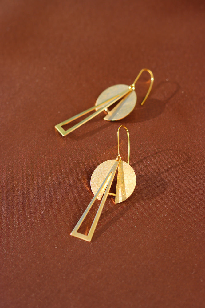 X-GOLD-PLATED CIRCLE WITH TRIANGEL EARRING