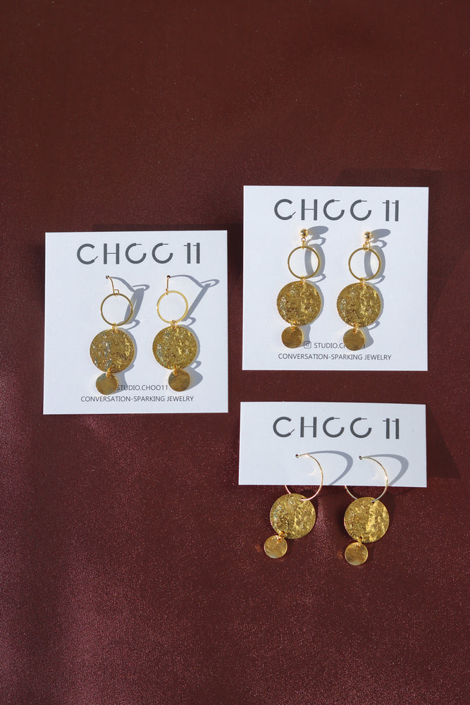 X GOLD PLATED HAMMERED ROUND EARRING 07