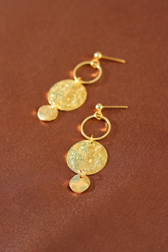 X GOLD PLATED HAMMERED ROUND EARRING 07